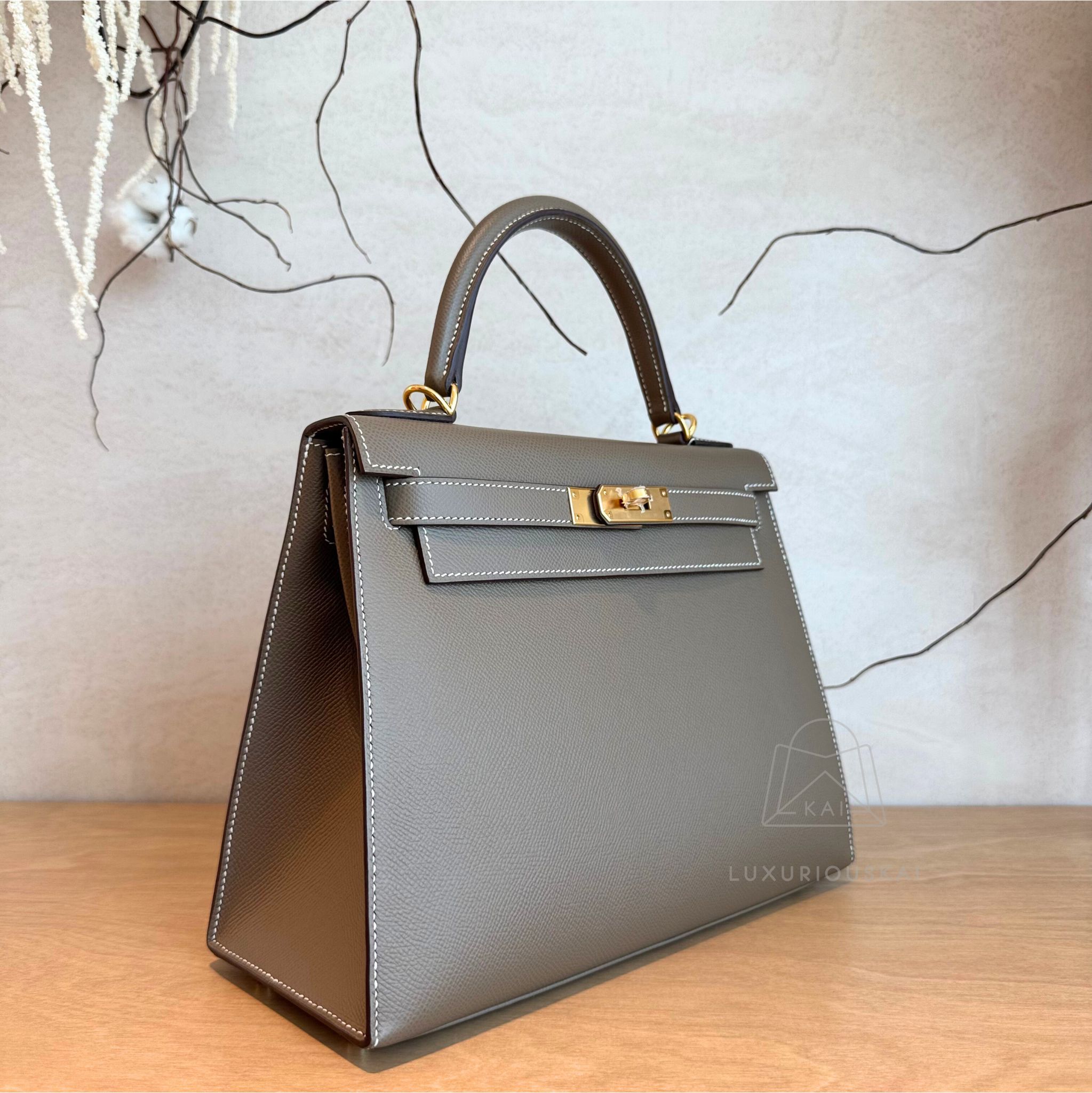 Hermès Togo Kelly Sellier 28 Etoupe (Gold Hardware)